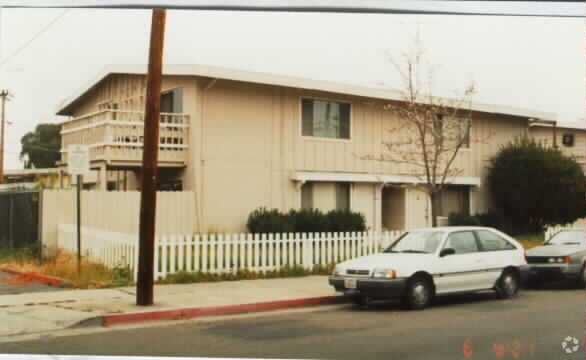 Building Photo - 675 W Sunnyoaks Ave