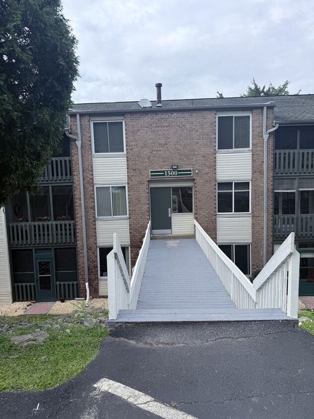 Primary Photo - 1506 Summit Pointe