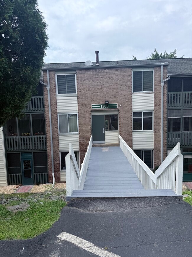 Building Photo - 1506 Summit Pointe