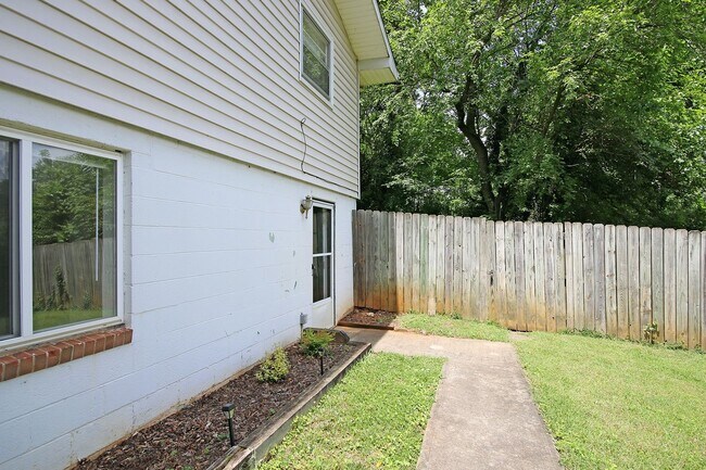 Foto del edificio - Basement Apartment Near UVA & Downtown