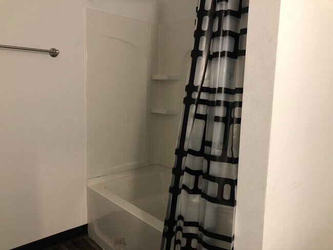 Foto del edificio - 325 E 2nd St