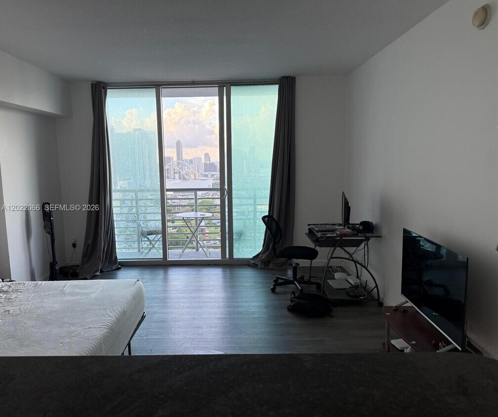 Foto del edificio - 325 S Biscayne Blvd