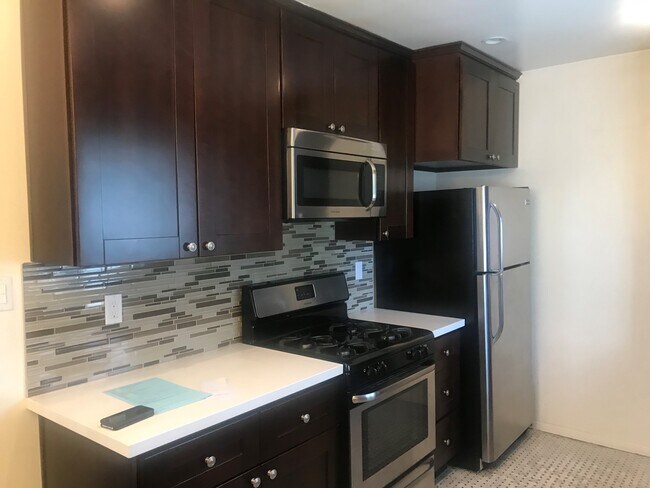 Kitchen - 904 N Gardner St