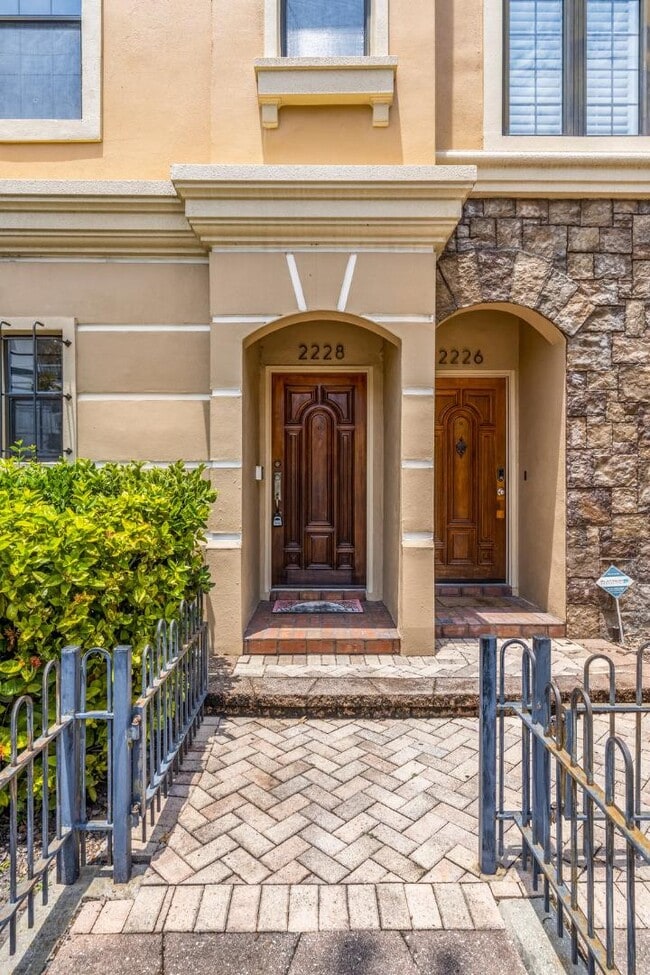 Building Photo - Beautiful Soho Brownstone - 2228 Soho Bay Ct - Beautiful Soho Brownstone