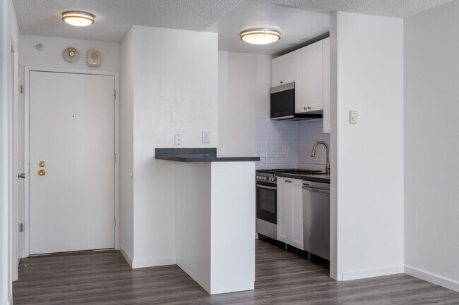 Foto del edificio - REMODELED TOP FLOOR, WATER VIEW STUDIO