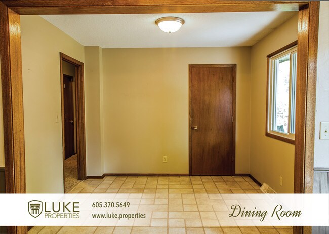 Building Photo - 3 Bedroom, 3 Bathroom, West Side Rental!