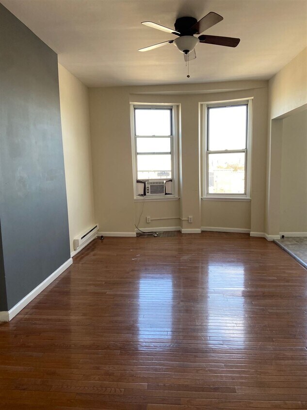Foto principal - 349 Central Ave