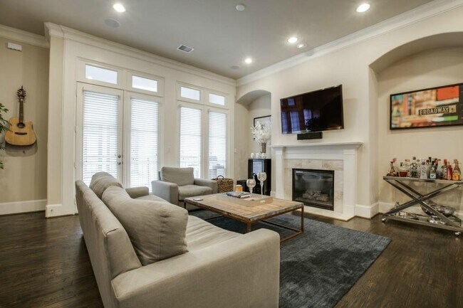 Foto del edificio - Striking Mediterranean 3-story townhome w 3 beds, 3.5 baths, 2 car & private backyard-patio