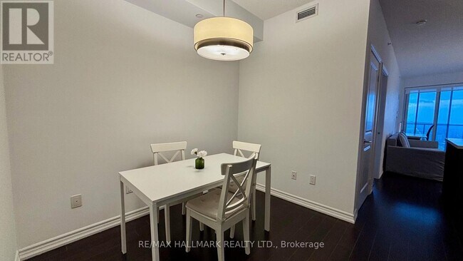 Building Photo - 386 Yonge St