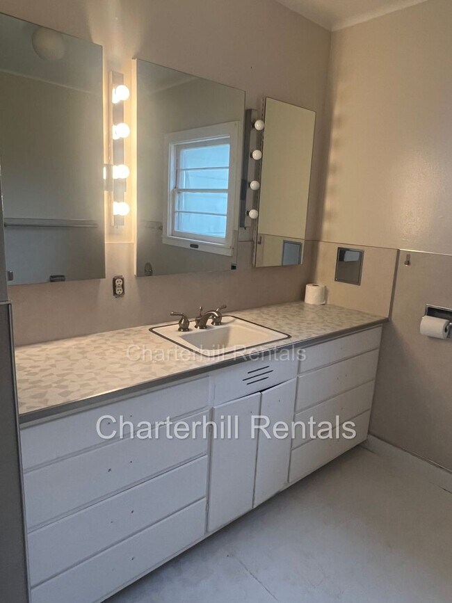 Foto del edificio - Spacious home with hardwood floors and large yard convenient to downtown Cloverdale!