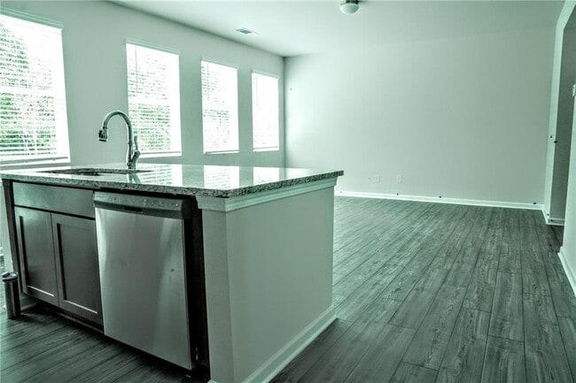 Building Photo - 79 Pineview Dr