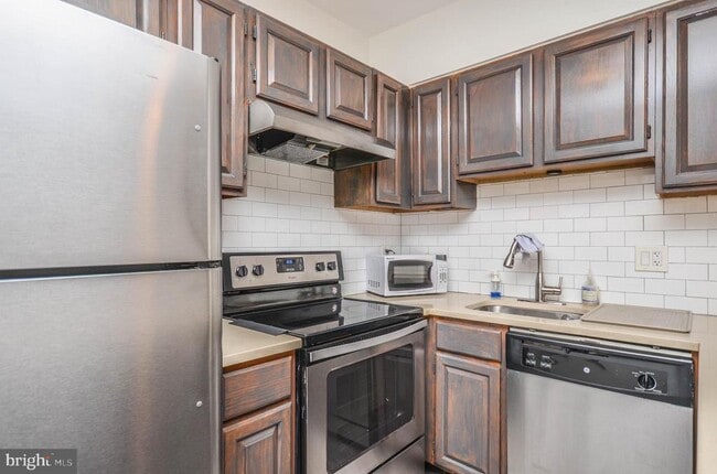 Building Photo - 637 3rd St NE