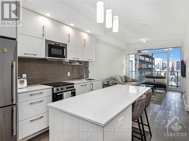 Building Photo - 255 Bay St