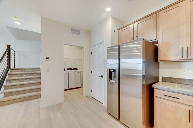 Building Photo - Stunning Summerlin townhome! 2 car garage!