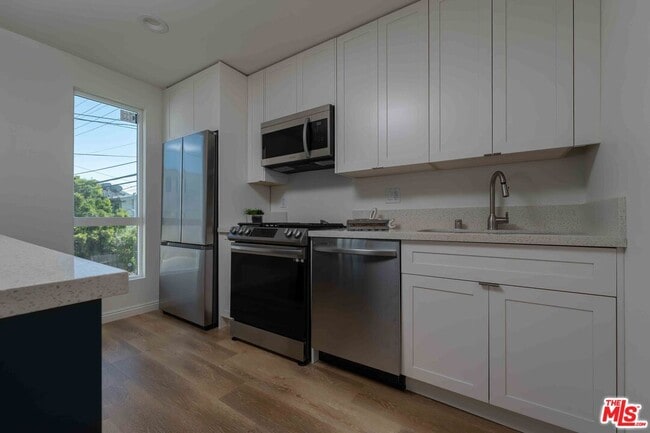 Foto del edificio - 815 N Kingsley Dr