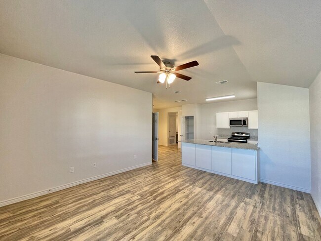 Building Photo - 1805 Castroville Trl