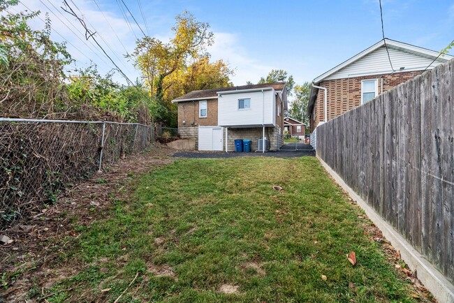 Building Photo - Freshly Renovated 2 bedroom home with a Ba...