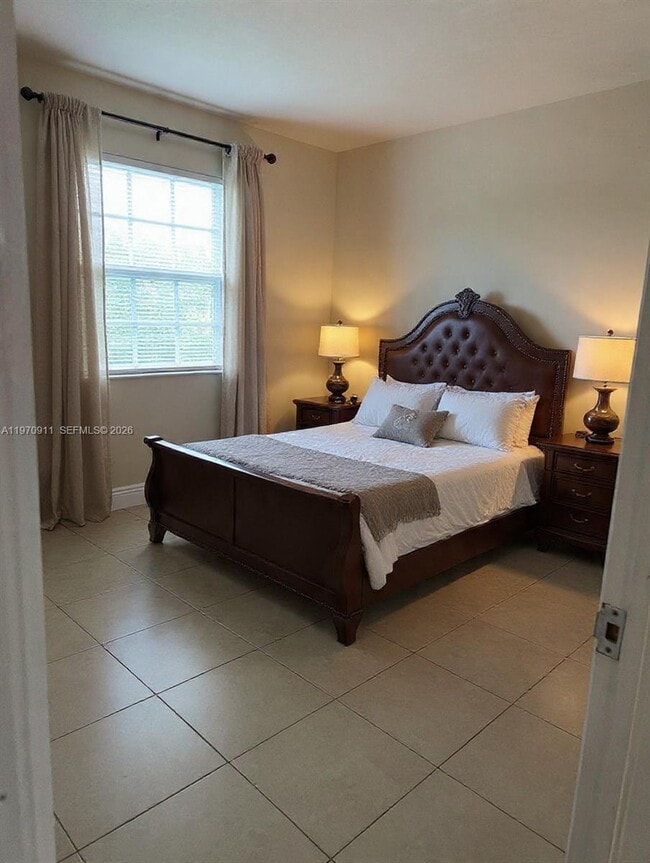 Building Photo - 861 E 14th St