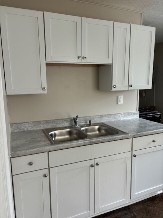 Foto del edificio - Check out this charming 4 Bedroom Ranch in Homewood Area of Lorain.