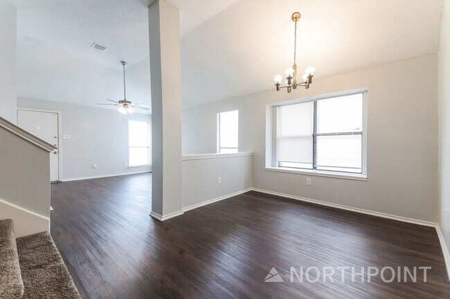 Foto del edificio - 3 BR/2BA | Updated Single Family Home |  Private backyard | In Dallas!