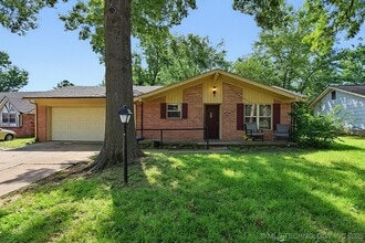 Building Photo - 513 N Village Pl