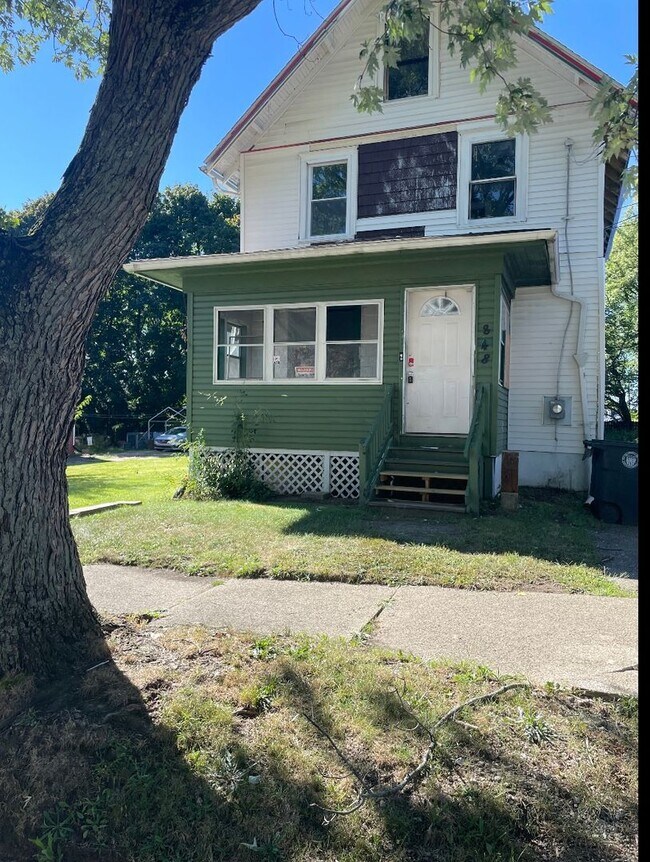 Foto del edificio - 4-Bedroom, 1-Bathroom Single Family Home f...