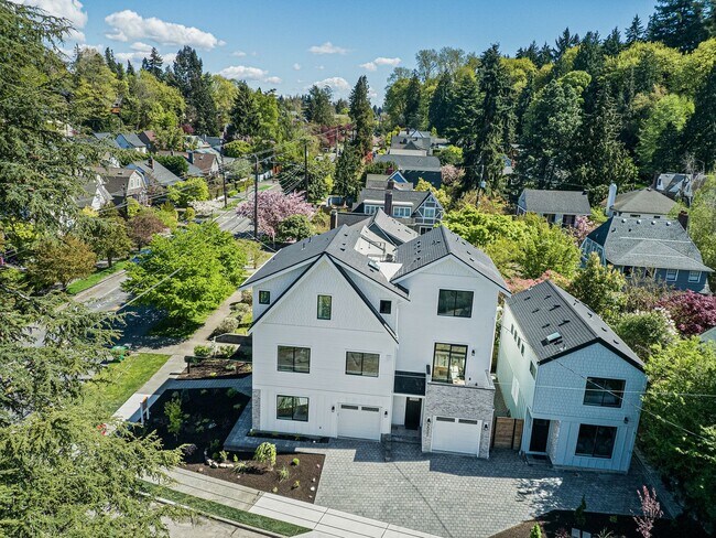 Building Photo - Montlake Townhome