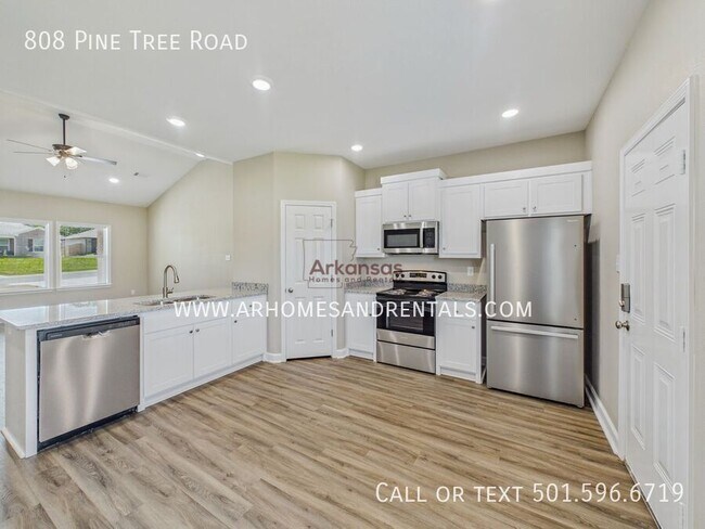Foto del edificio - 808 Pine Tree Rd