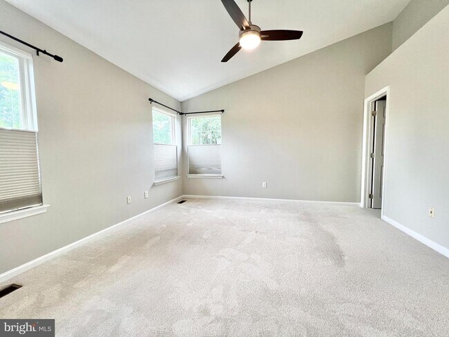 Foto del edificio - 6400 Warren Point Ct