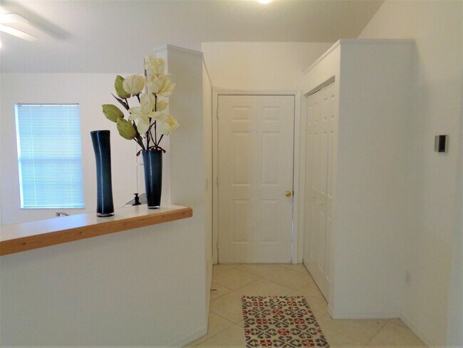 Foto del edificio - 741 17th Ln SW
