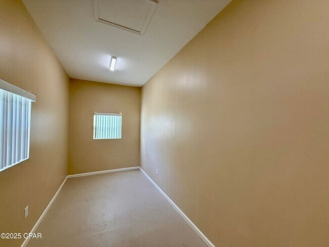 Building Photo - Executive 3 Bedroom / 2 Bath Home in Marianna, Florida