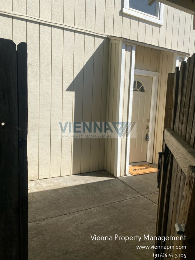 Building Photo - 6035 Woodside Dr