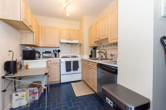 Building Photo - 448 Park Dr