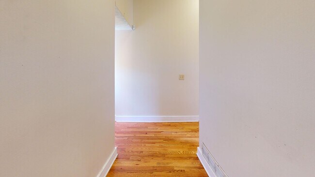 Building Photo - 1369 Summit St