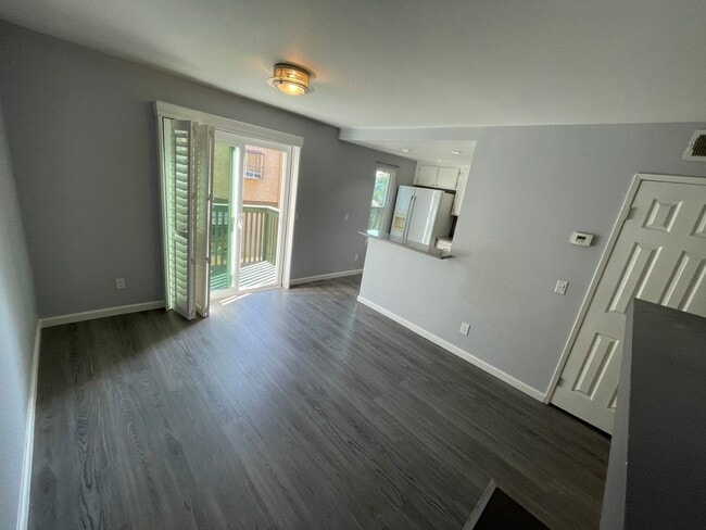 Building Photo - 2 Bedroom 2 1/2 Bath Townhouse w/2-Car Gar...