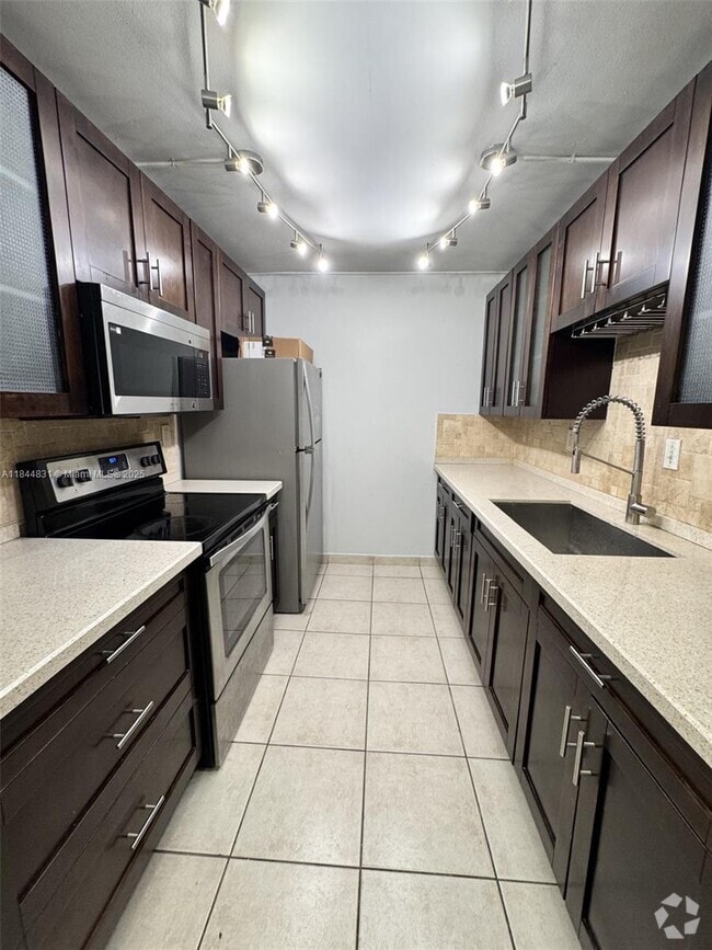 Building Photo - 7101 Miami Lakes Dr