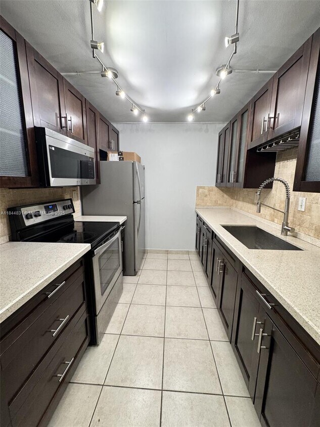 Foto principal - 7101 Miami Lakes Dr