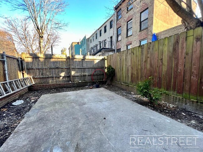 Foto del edificio - NEW 2 BR in Clinton Hill with Backyard!