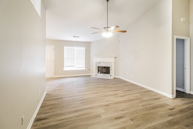 Building Photo - 2428 Hillvale Cir