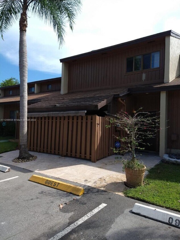 Building Photo - 4263 S Pine Island Rd