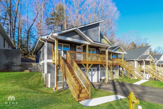 Building Photo - 440 Little Sycamore Ln