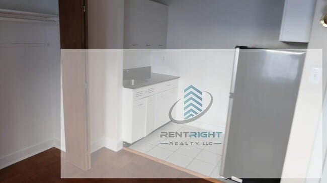 Building Photo - 1209 W Sherwin Ave