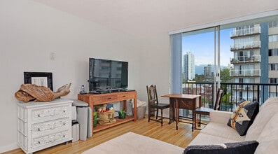 Building Photo - 1952 Comox St