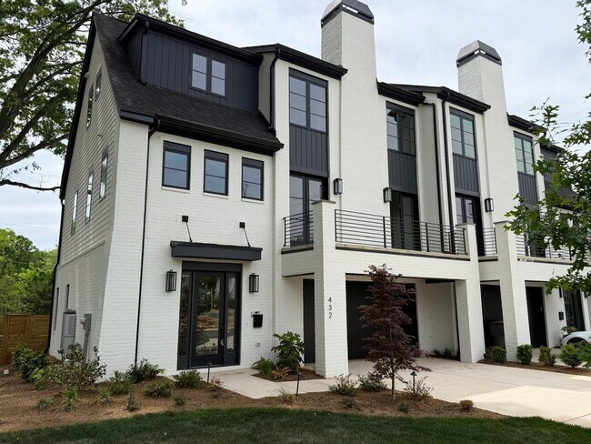 Foto del edificio - "Spacious and Elegant 4-Bedroom Home on Dover Avenue with 3.5 Baths and Nearly 3000 Sq Ft of Livi...