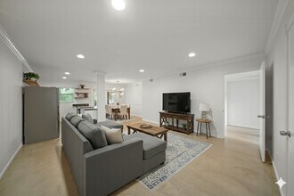 Building Photo - 8285 Kingsbrook Rd