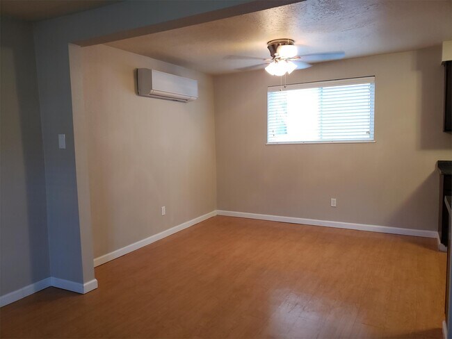 Building Photo - 2809 W Pleasanton Ave