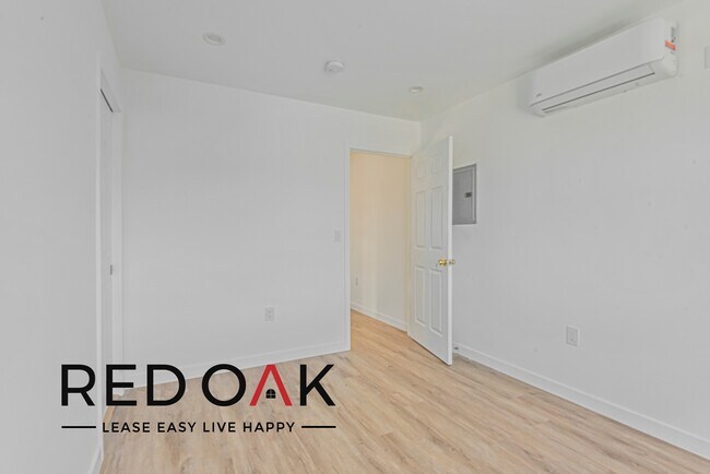 Foto del edificio - ~1 Week FREE~ Incredible Top Floor One Bed...