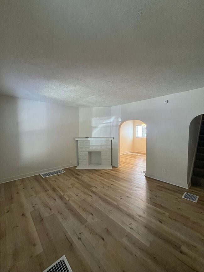 Building Photo - Large 2 Bed, 1 Bath Home, with Office/Bonus Room! Available Now!