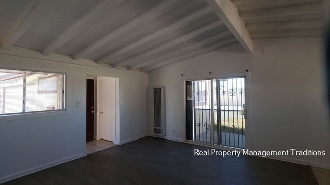 Building Photo - Cute 4 + 2 in West Lancaster!