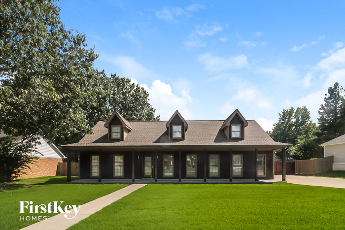 Primary Photo - 425 Old Oak Ln